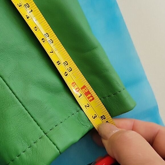 crop leather jacket, size marked 8, but actually between the sizes- 6/8 - Picture 7 of 12